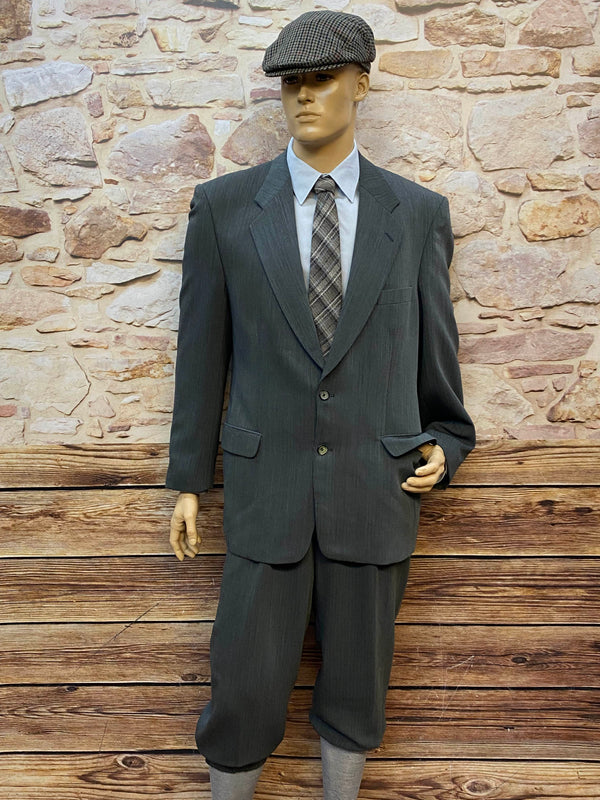 „20er Jahre Herren Outfit Gr. 54 in Dunkelgrau mit Schiebermütze, Sakko, Krawatte und Knickerbocker“
