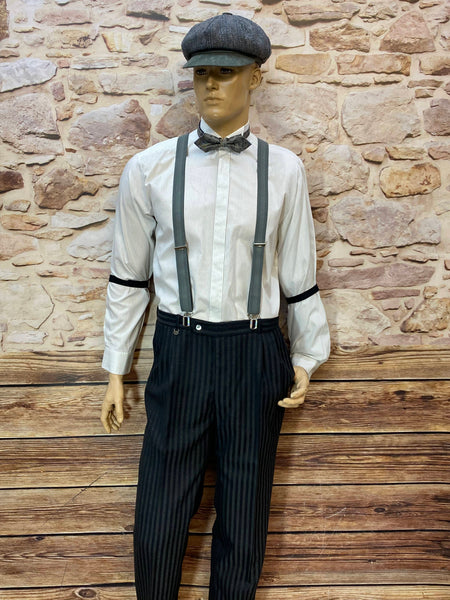 „20er Jahre Herren Outfit mit Stresemannhose Hosenträgern und Schiebermütze im Peaky Blinders Stil