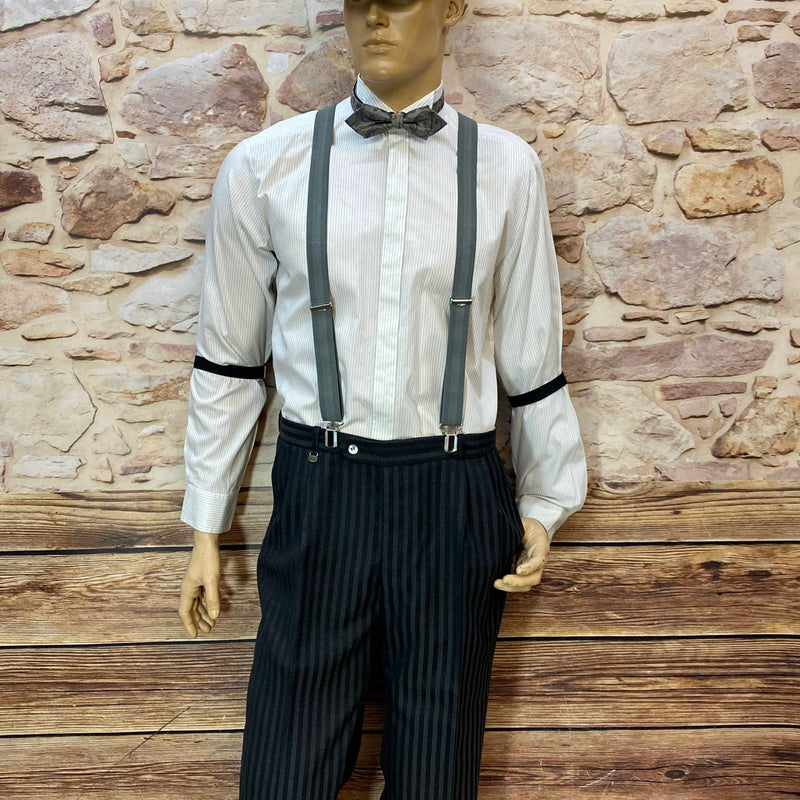 „20er Jahre Herren Outfit mit Stresemannhose Hosenträgern und Schiebermütze im Peaky Blinders Stil