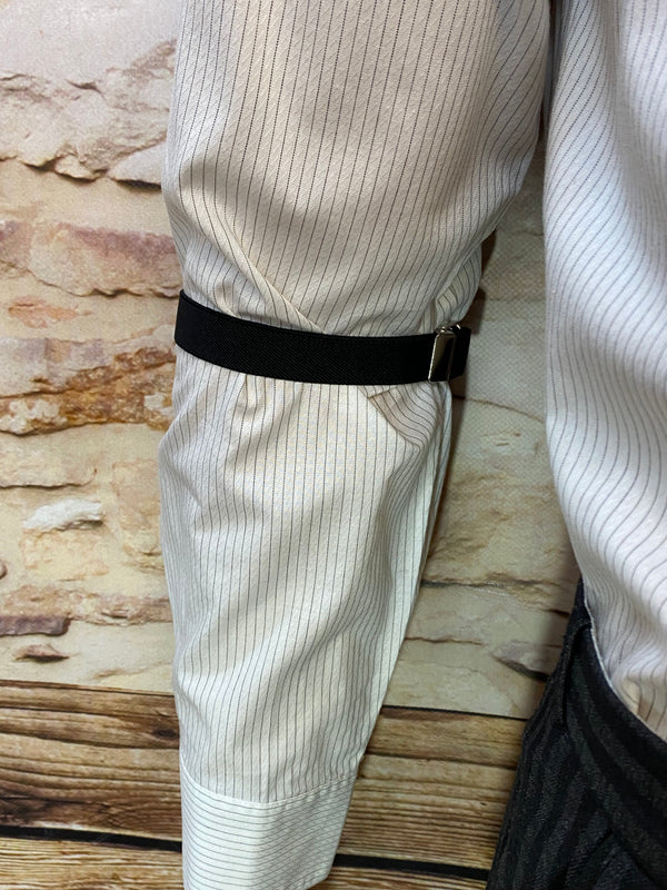 „Klassisches 20er Jahre Herren Outfit mit Hemd Hosenträgern und Fliege für Vintage Hochzeit“