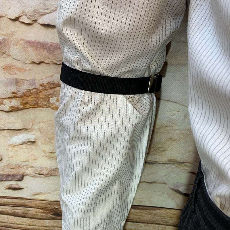 „Klassisches 20er Jahre Herren Outfit mit Hemd Hosenträgern und Fliege für Vintage Hochzeit“