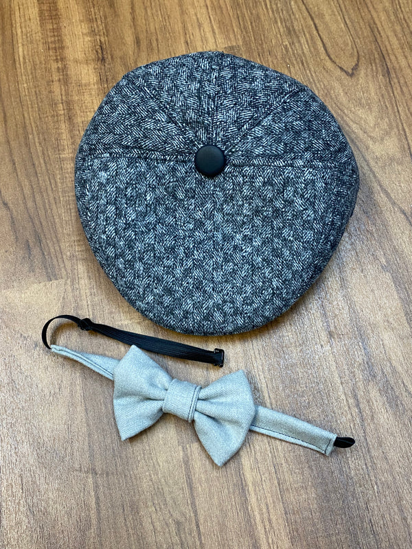 „Schiebermütze in Grau und passender Stofffliege – Accessoires zum Peaky-Blinders Outfit“