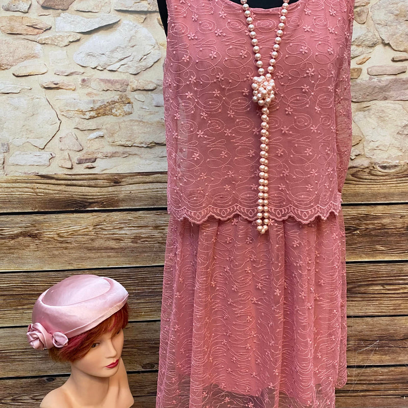 Vintage 20er Jahre Spitzenkleid in Rosé mit handgefertigtem Satin-Hut und langer Perlenkette.