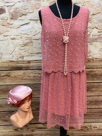 Vintage 20er Jahre Spitzenkleid in Rosé mit handgefertigtem Satin-Hut und langer Perlenkette.