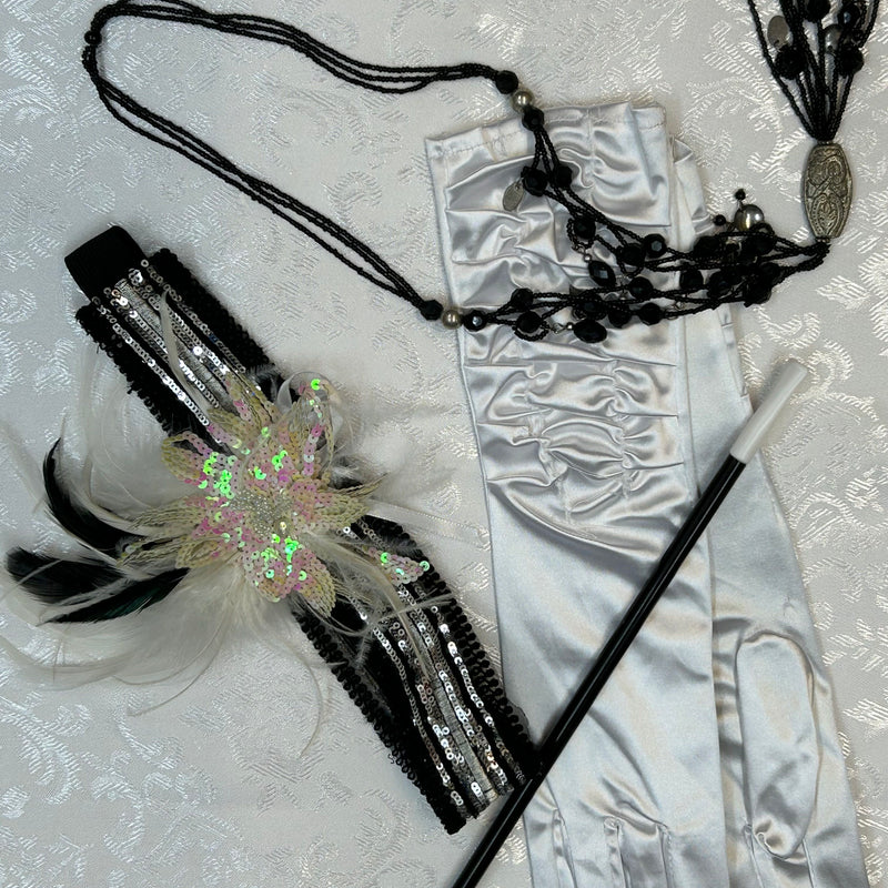 20er Jahre Charleston Set, Damen, mit Kopfschmuck, langen Handswchuhen, Perlenkette und. Zigarettenspitze in schwarz silber