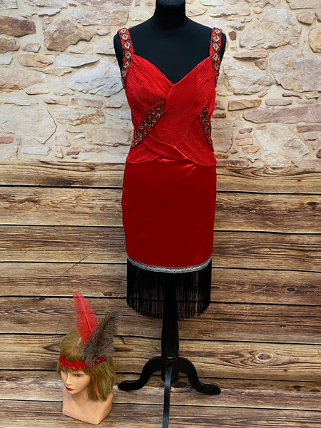 Hochwertiges rotes Charlestonkleid im 20er Jahre Stil mit Fransen, langem Handschuhen und handgefertigten Kopfschmuck Unikat Gr.36