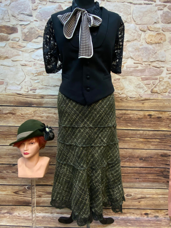 Damenkostüm im 20er Jahre Vintage-Stil – Peaky Blinders Look Gr.42. Schwarze Weste und Bluse, Rock in grün gemustert, Halsschleife und ein Hut. 