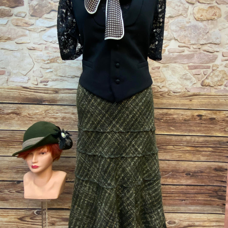 Damenkostüm im 20er Jahre Vintage-Stil – Peaky Blinders Look Gr.42. Schwarze Weste und Bluse, Rock in grün gemustert, Halsschleife und ein Hut. 