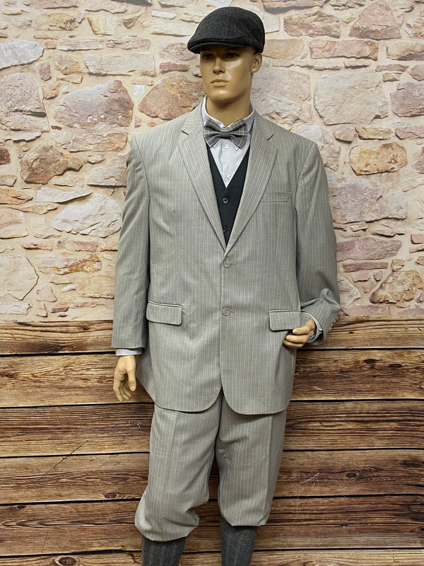 20er Jahre  Peaky Blinders Anzug mit Sakko, Weste, Knickerbocker-Hose, Hemd, Kniestrümpfe, Fliege und Schiebermütze. Im typischen Stil der 1920er in beige
