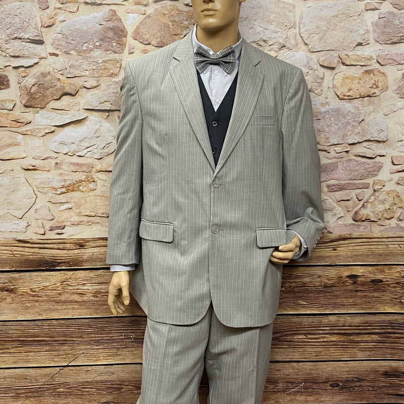 20er Jahre  Peaky Blinders Anzug mit Sakko, Weste, Knickerbocker-Hose, Hemd, Kniestrümpfe, Fliege und Schiebermütze. Im typischen Stil der 1920er in beige