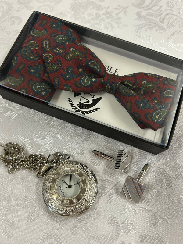„Vintage Herren-Set 1920er: generalüberholte silberne Taschenuhr, Chrom-Manschettenknöpfe, roten Paisley-Fliege & Einstecktuch.“