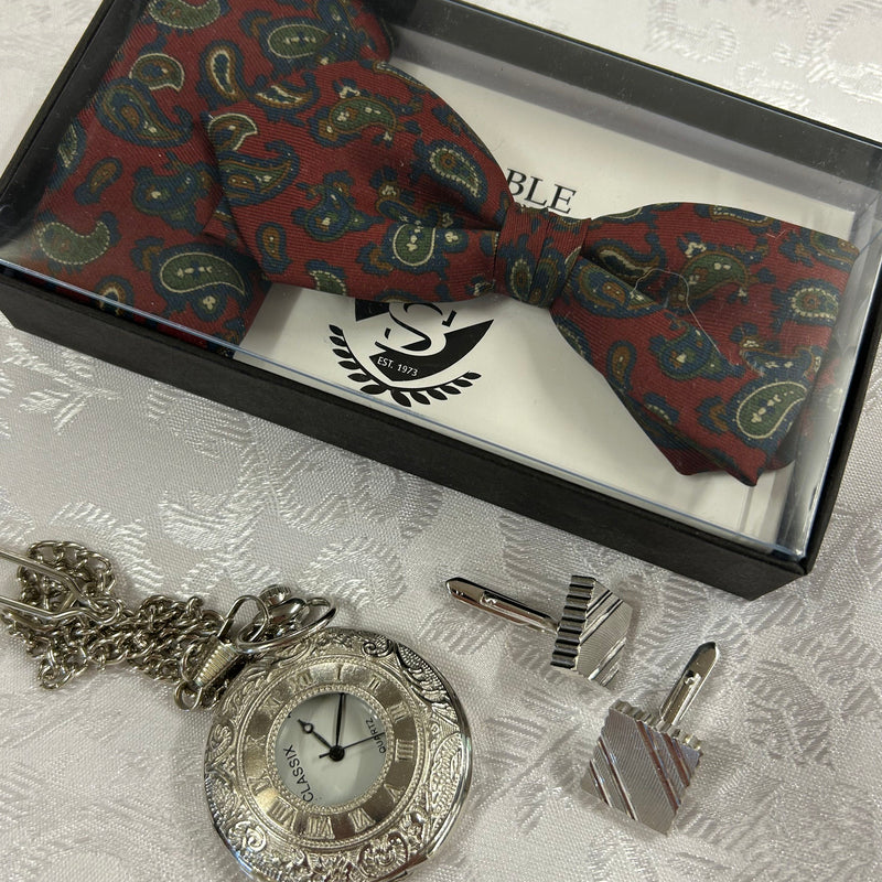 „Vintage Herren-Set 1920er: generalüberholte silberne Taschenuhr, Chrom-Manschettenknöpfe, roten Paisley-Fliege & Einstecktuch.“