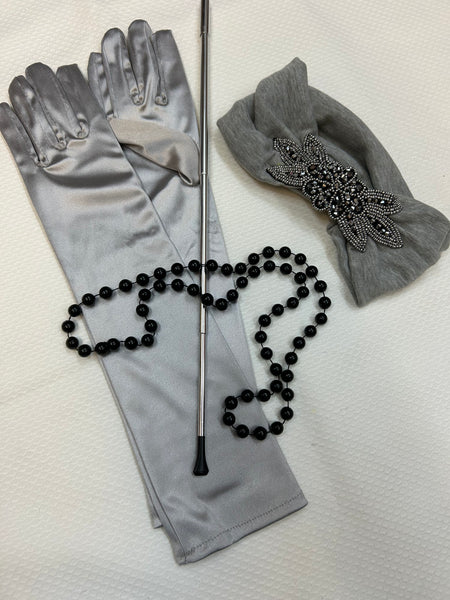 Elegantes 1920er Jahre Damen Accessoires-Set in Silber, mit langen Handschuhen, Perlenkette, Stirnband und silberfarbener Zigarettenspitze