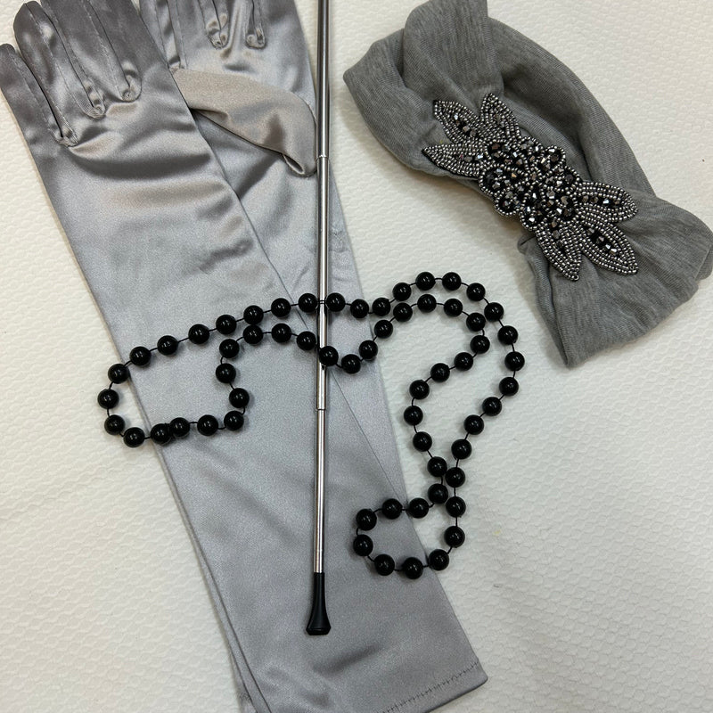 Elegantes 1920er Jahre Damen Accessoires-Set in Silber, mit langen Handschuhen, Perlenkette, Stirnband und silberfarbener Zigarettenspitze
