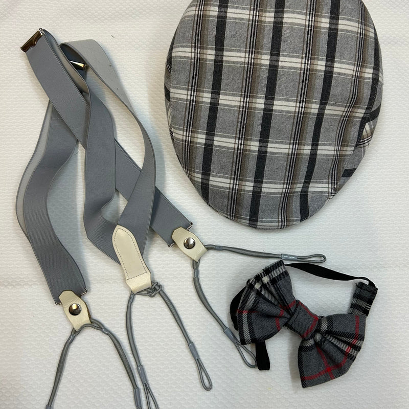 20er Jahre Stil Herren Set, Mütze Gr.59
Farbe: Mütze: Grau mit Streifen, Fliege: Schwarz/Grau mit roten Akzenten, Hosenträger: Grau, teilsweise neu, teilweise Vintage