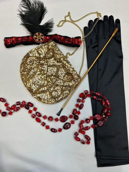 1920er Jahre Damen-Set. Bestehend aus einem handgefertigten Kopfschmuck, langen schwarzen Handschuhen, einer goldenen Zigarettenspitze, einer Kristallkette und einer golbfarbenen Abendtasche