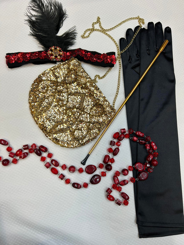 1920er Jahre Damen-Set. Bestehend aus einem handgefertigten Kopfschmuck, langen schwarzen Handschuhen, einer goldenen Zigarettenspitze, einer Kristallkette und einer golbfarbenen Abendtasche