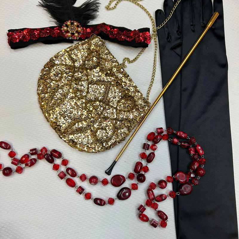 1920er Jahre Damen-Set. Bestehend aus einem handgefertigten Kopfschmuck, langen schwarzen Handschuhen, einer goldenen Zigarettenspitze, einer Kristallkette und einer golbfarbenen Abendtasche