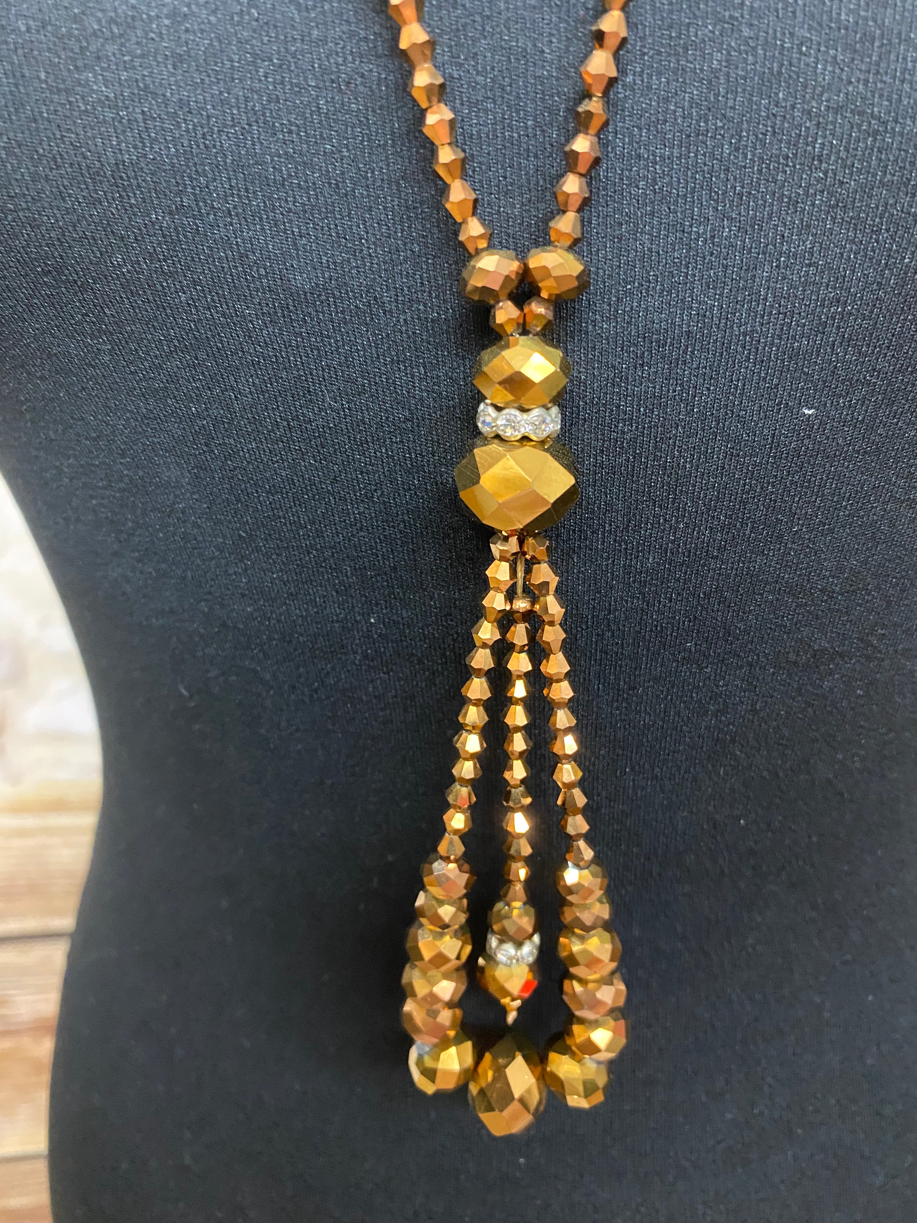 20er Styling für die Lady, brauner Turban mit eleganter Brosche und Perlenkette