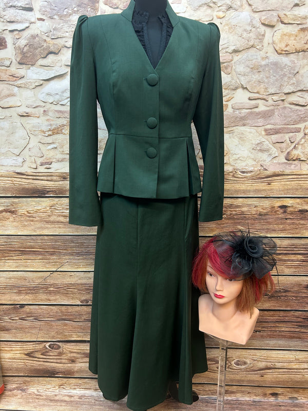 Handgefertigtes 30er-Jahre Damenkostüm aus hochwertiger Wolle in Smaragdgrün mit Spitzenbluse, Rock, Blazer, Handschuhen und Fascinator, Größe 36/38.