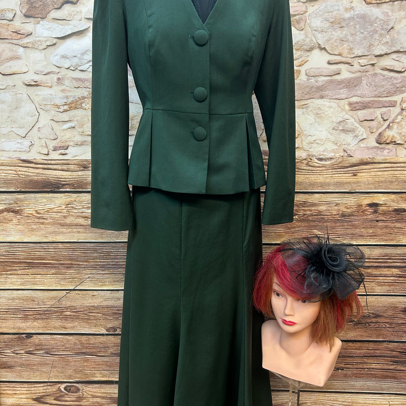 Handgefertigtes 30er-Jahre Damenkostüm aus hochwertiger Wolle in Smaragdgrün mit Spitzenbluse, Rock, Blazer, Handschuhen und Fascinator, Größe 36/38.