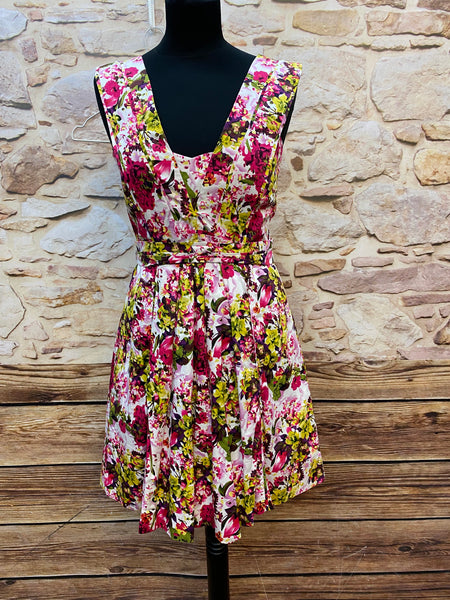 „Florales 50er Jahre Kleid in Rosa und Pink für Damen in Größe 34 von vorne“