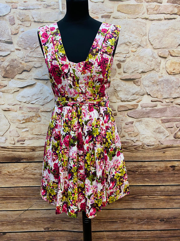 „Florales 50er Jahre Kleid in Rosa und Pink für Damen in Größe 34 von vorne“