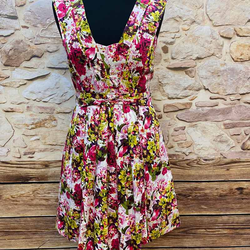 „Florales 50er Jahre Kleid in Rosa und Pink für Damen in Größe 34 von vorne“