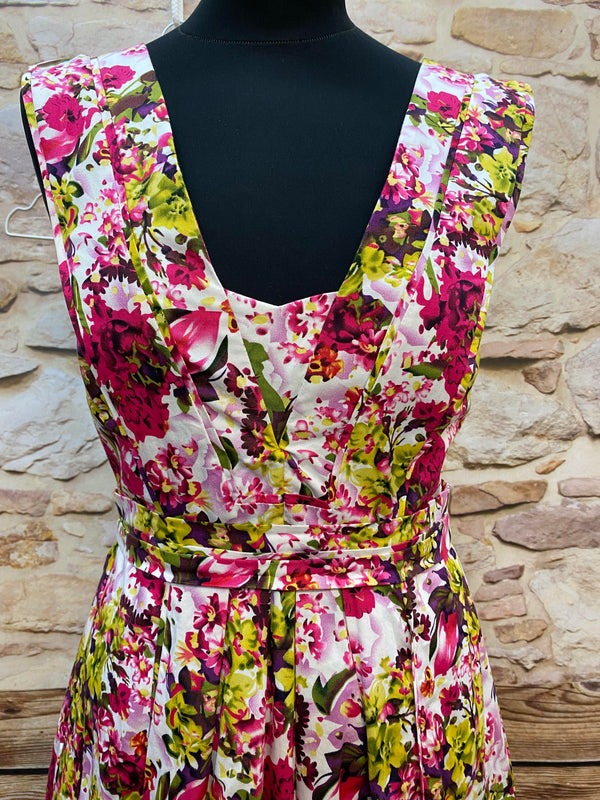 „Detailaufnahme des floralen Damenkleids im 50er Jahre Stil mit tailliertem Oberteil“