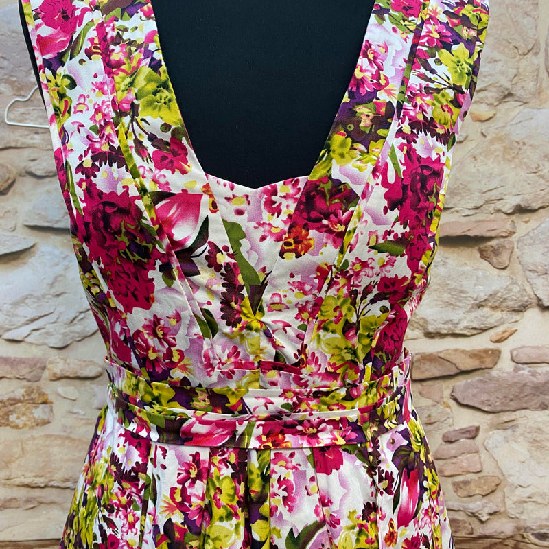 „Detailaufnahme des floralen Damenkleids im 50er Jahre Stil mit tailliertem Oberteil“