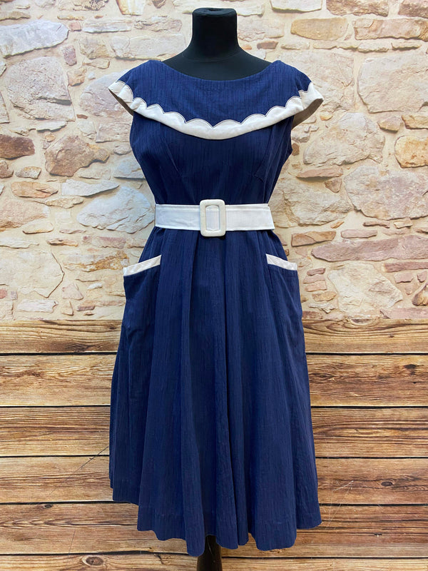 „Original 50er Jahre Kleid Damen Vintage in Marineblau und Cremeweiß Größe 42 mit weitem Rock und Gürtel Vorderansicht“