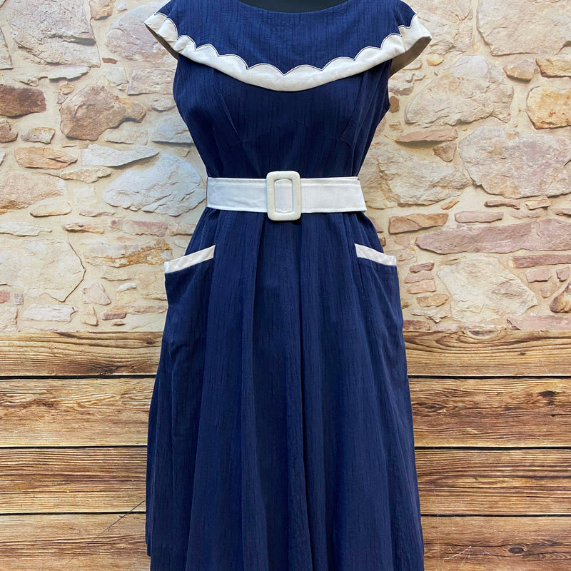 „Original 50er Jahre Kleid Damen Vintage in Marineblau und Cremeweiß Größe 42 mit weitem Rock und Gürtel Vorderansicht“