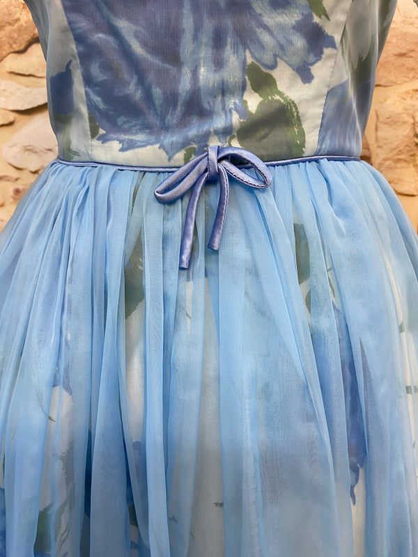 „Detailansicht vom handgefertigten Vintage 50er Jahre Kleid mit hellblauem Tüllüberrock und Taillenschleife“