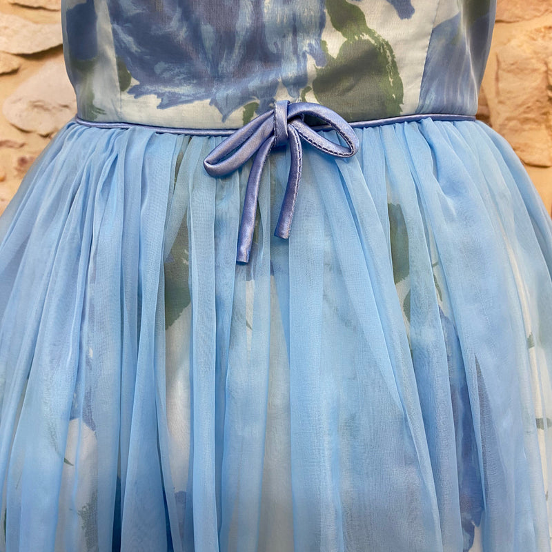 „Detailansicht vom handgefertigten Vintage 50er Jahre Kleid mit hellblauem Tüllüberrock und Taillenschleife“