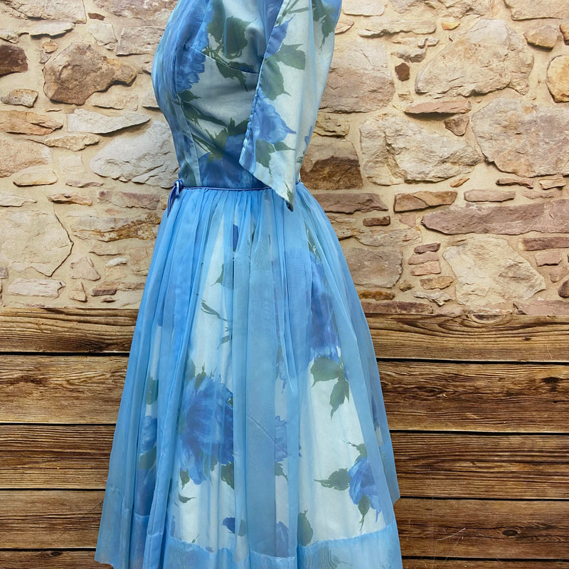 „Seitliche Ansicht vom originalen Vintage Blumenkleid der 50er Jahre in Hellblau mit ausgestelltem Rock“