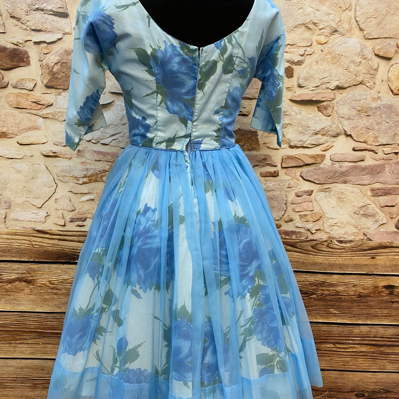 „Rückansicht vom originalen Vintage 50er Jahre Kleid hellblau mit tiefem Rückenausschnitt und Tüllrock“
