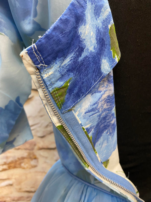 „Detailaufnahme vom Reißverschlussbereich des handgefertigten original Vintage 50er Jahre Kleides“