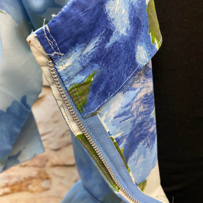 „Detailaufnahme vom Reißverschlussbereich des handgefertigten original Vintage 50er Jahre Kleides“