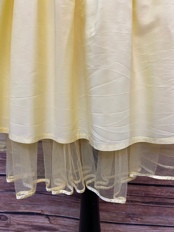 „Detail vom Tüllsaum und integrierten Petticoat am hellgelben 50er Jahre Kleid von Swing“