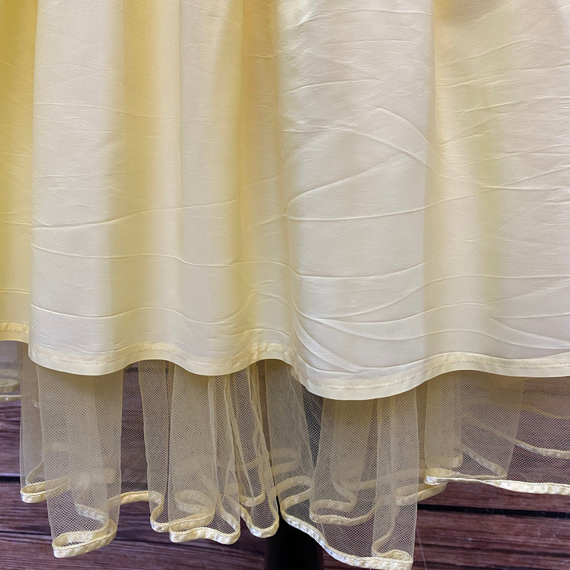 „Detail vom Tüllsaum und integrierten Petticoat am hellgelben 50er Jahre Kleid von Swing“