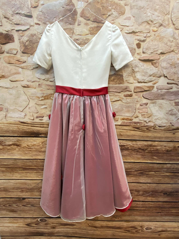 „Rückansicht vom 50er Jahre Kleid Creme Rosa mit rotem Taillenband und V-Ausschnitt“