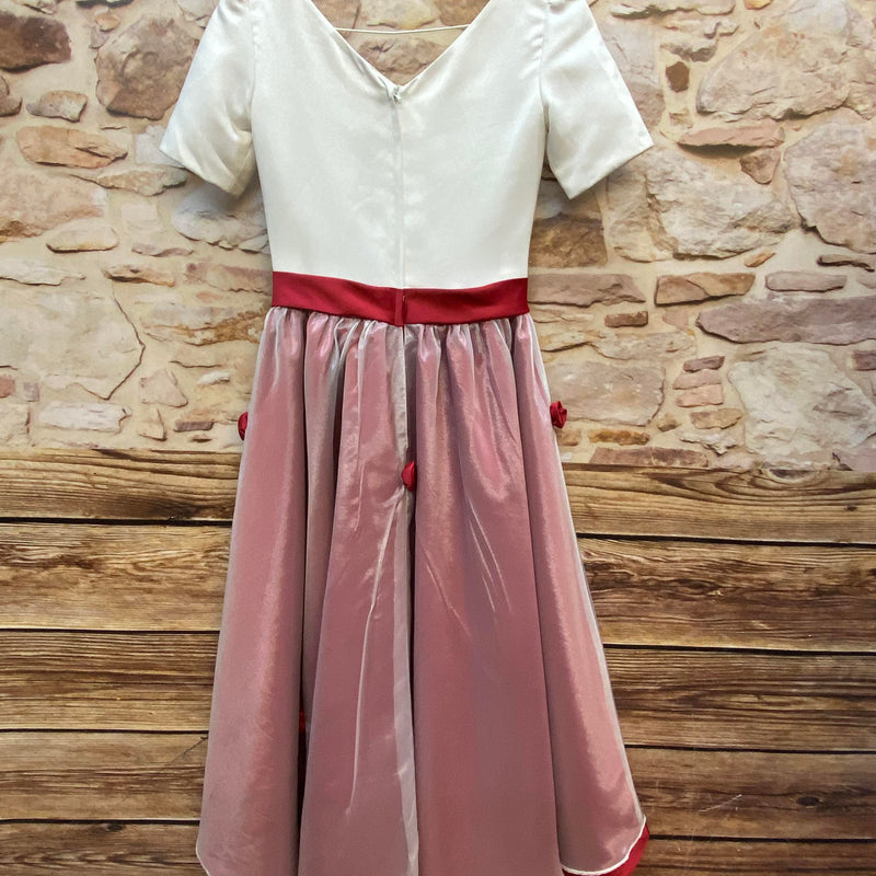 „Rückansicht vom 50er Jahre Kleid Creme Rosa mit rotem Taillenband und V-Ausschnitt“