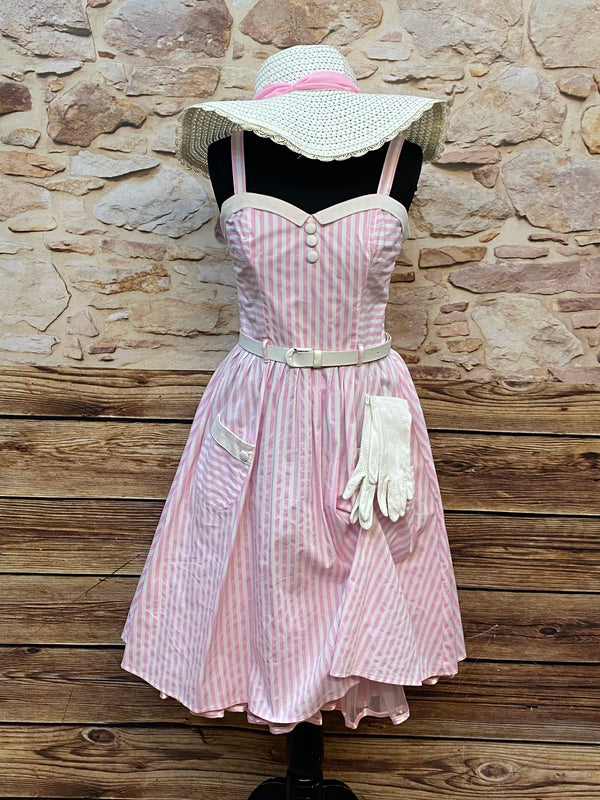 Rosa-weiß gestreiftes 50er Jahre Kleid mit Hut, Gürtel und Handschuhen auf Schneiderpuppe.