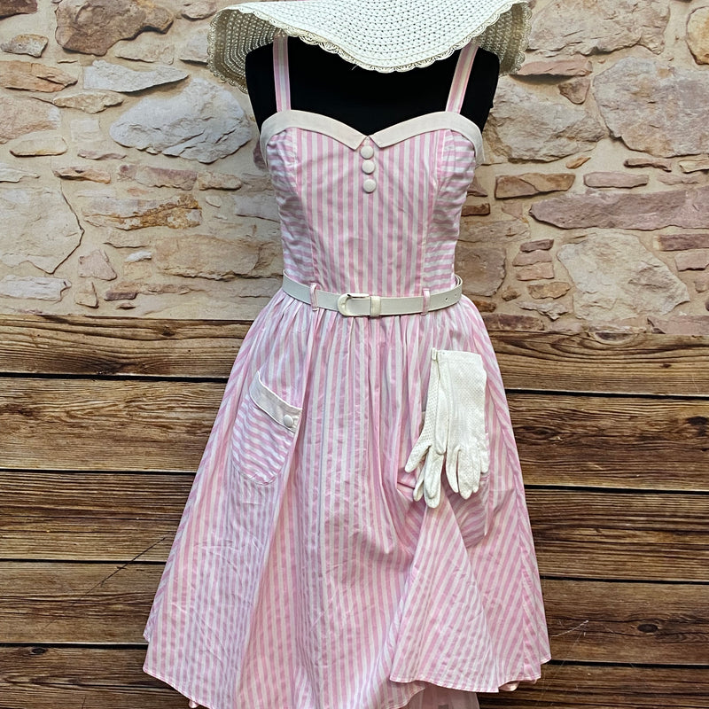 Rosa-weiß gestreiftes 50er Jahre Kleid mit Hut, Gürtel und Handschuhen auf Schneiderpuppe.
