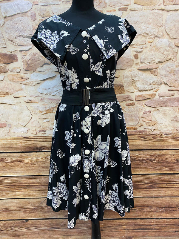 „50er Jahre Kleid schwarz weiß in Größe 38 mit Früchteprint großem Kragen und schwarzem Gürtel“