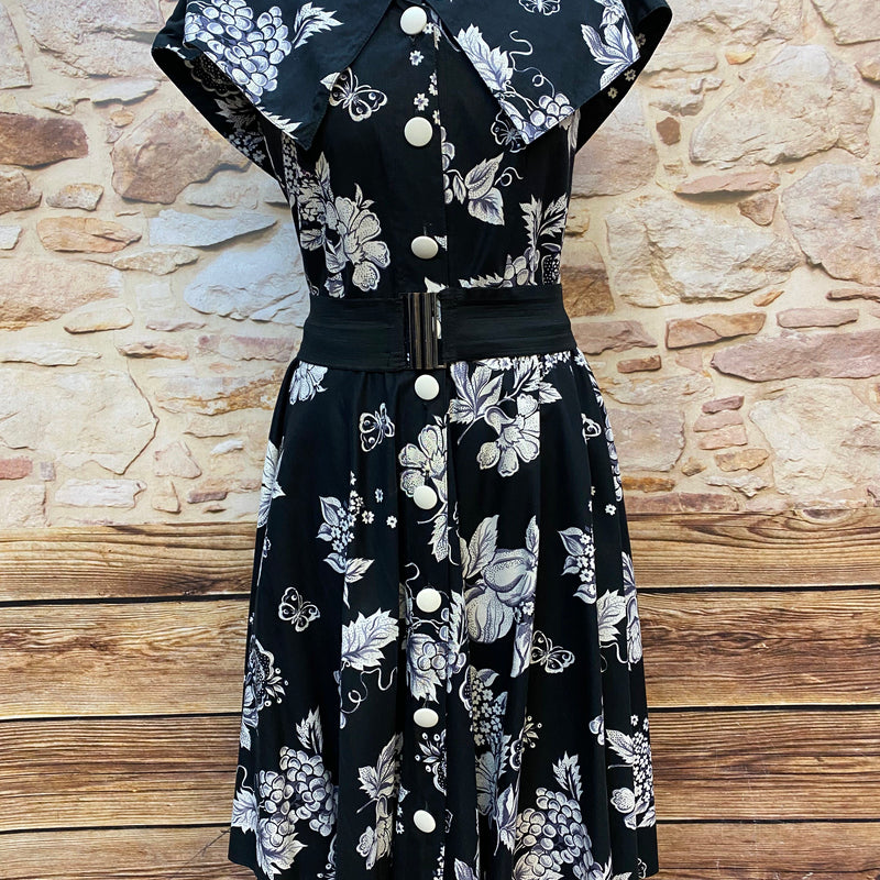 „50er Jahre Kleid schwarz weiß in Größe 38 mit Früchteprint großem Kragen und schwarzem Gürtel“