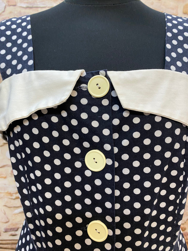 „Detailansicht vom gepunkteten Rockabilly Kleid mit cremefarbener Kragenblende und großen Knöpfen“
