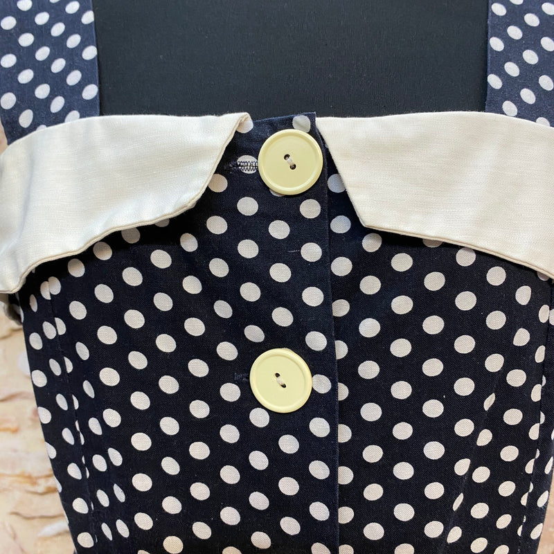 „Detailansicht vom gepunkteten Rockabilly Kleid mit cremefarbener Kragenblende und großen Knöpfen“