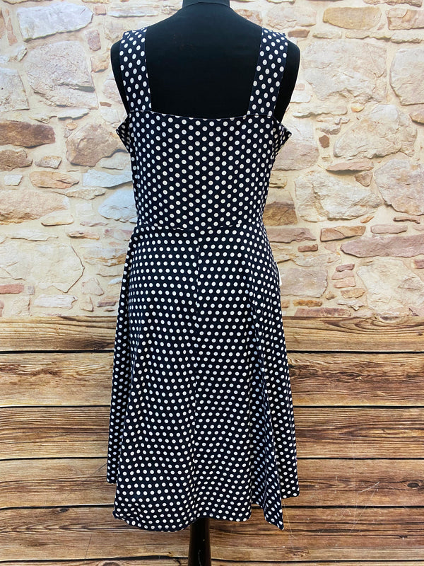 „Rückansicht vom schwarz weißen Polka Dot Kleid im 50er Jahre Stil mit breiten Trägern“