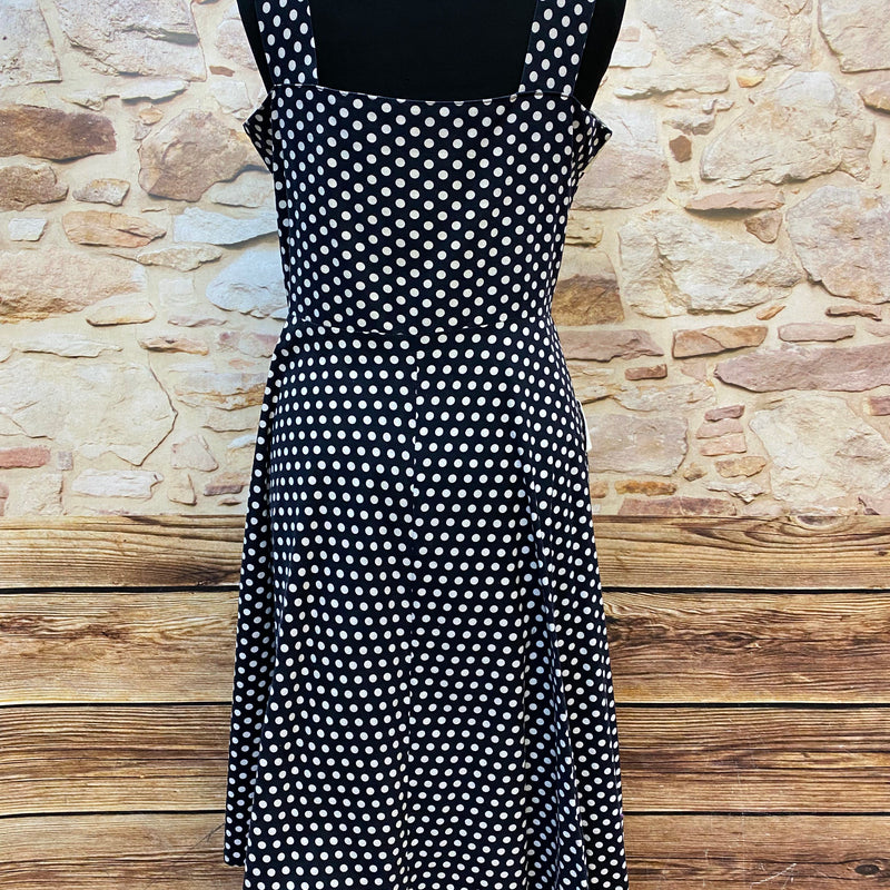„Rückansicht vom schwarz weißen Polka Dot Kleid im 50er Jahre Stil mit breiten Trägern“